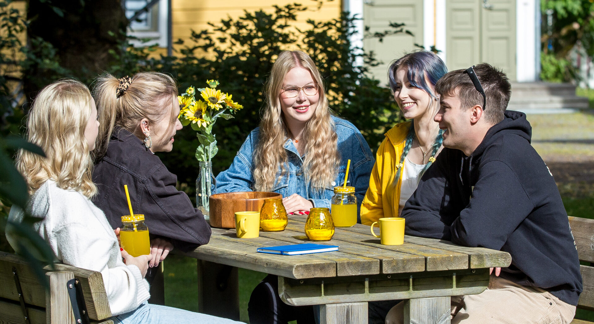 VOASin asukkaita viettämässä puutarhajuhlaa ulkona.