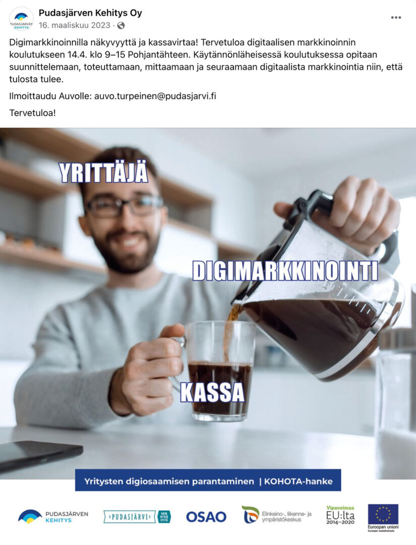 Digitaalisen markkinoinnin koulutuksen mainos. Kuvassa yrittäjä kaataa kahvia kuppiin, kahvipannussa teksti digimarkkinointi ja kupin päällä teksti kassa.
