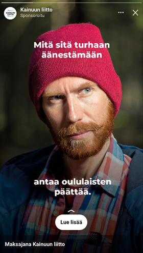 Kuva mainoksesta. Kuvassa mies katsoo epäluuloisesti ja lisäksi teksti "Mitä sitä turhaan äänestämään, antaa oululaisten päättää".