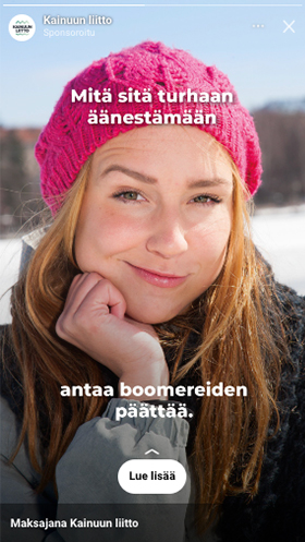 Kuva mainoksesta. Kuvassa nuori nainen ja lisäksi teksti "Mitä sitä turhaan äänestämään, antaa boomereiden päättää".