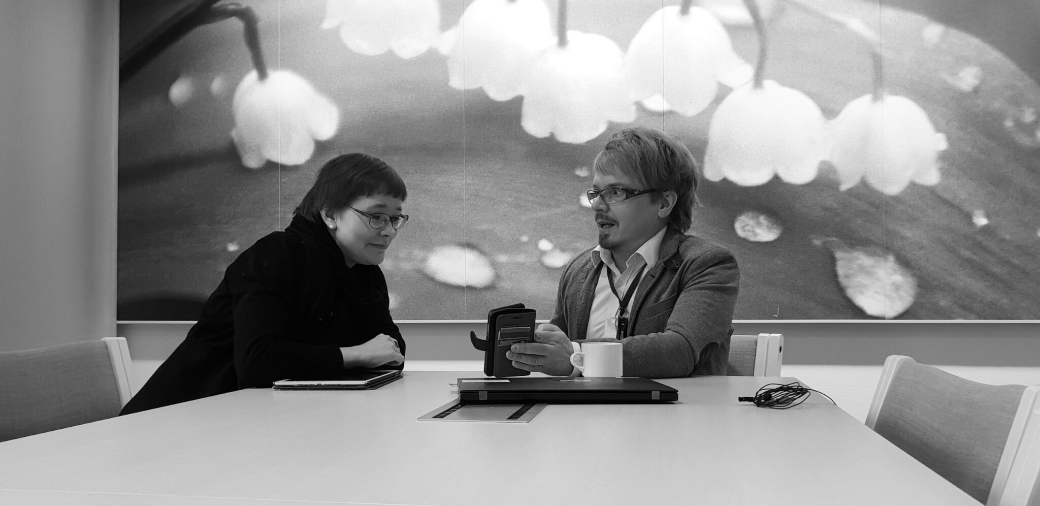 Miia Törmänen ja Risto Lustila aamukahavilla keskustelemassa innovaatiosetelistäMiia Törmänen ja Risto Lustila aamukahavilla keskustelemassa innovaatiosetelistä