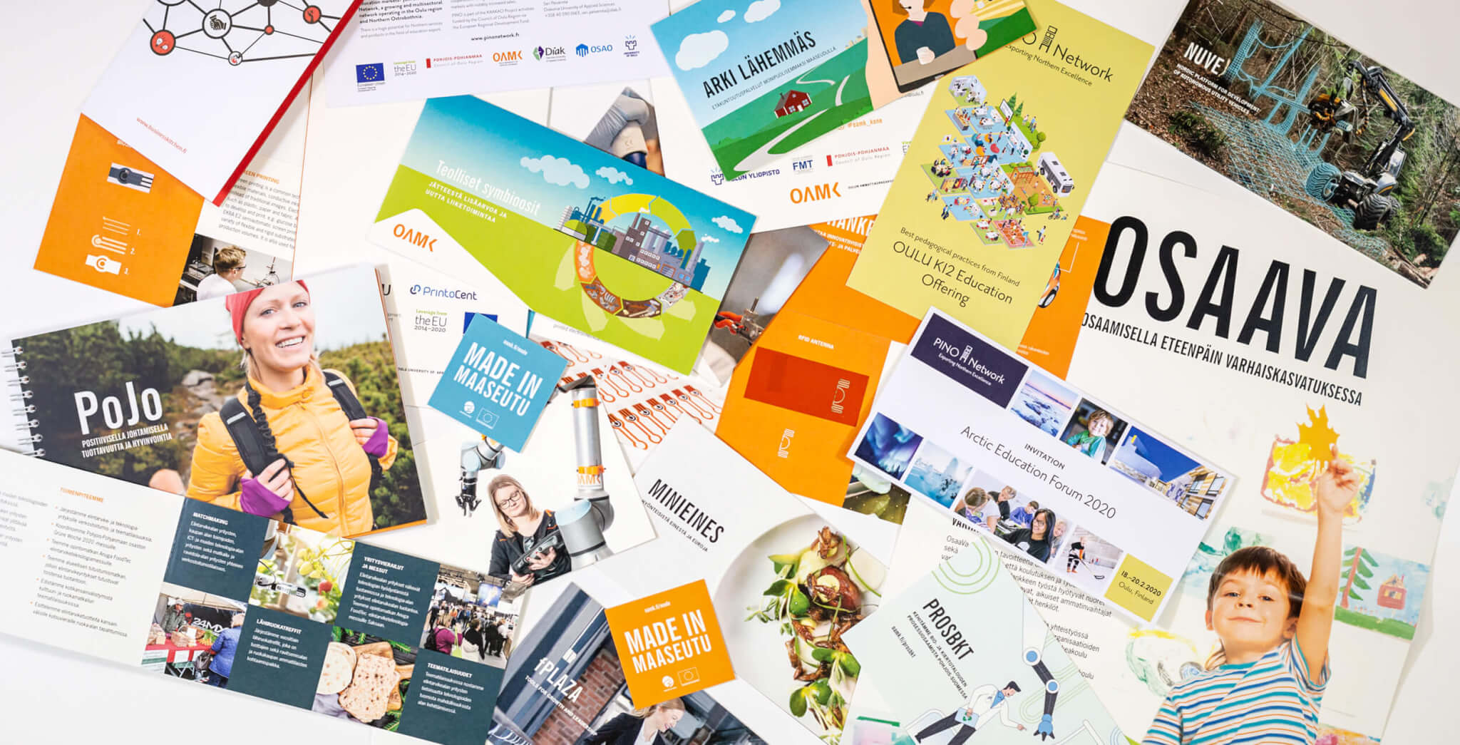 Hankeviestintä: kuvassa painettuja hankeviestinnän materiaaleja, kuten esitteitä.