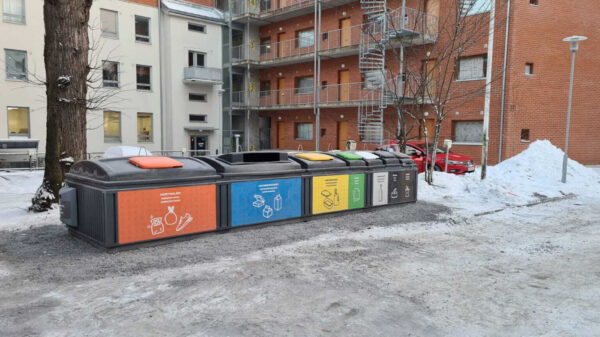 Valmis kierrätyspiste taloyhtiön pihalla.