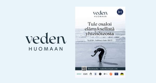 Veden huomaan -tapahtuman juliste, jossa vaaleansinisellä taustalla on tapahtuman logo sekä julistekuva merenrannalla tanssivasta ihmisestä. Julisteessa kutsutaan mukaan elämykselliseen yhteisöteokseen 7.6.2026 Nallikarissa Oulussa. Valokuva: Meeri Koutaniemi.